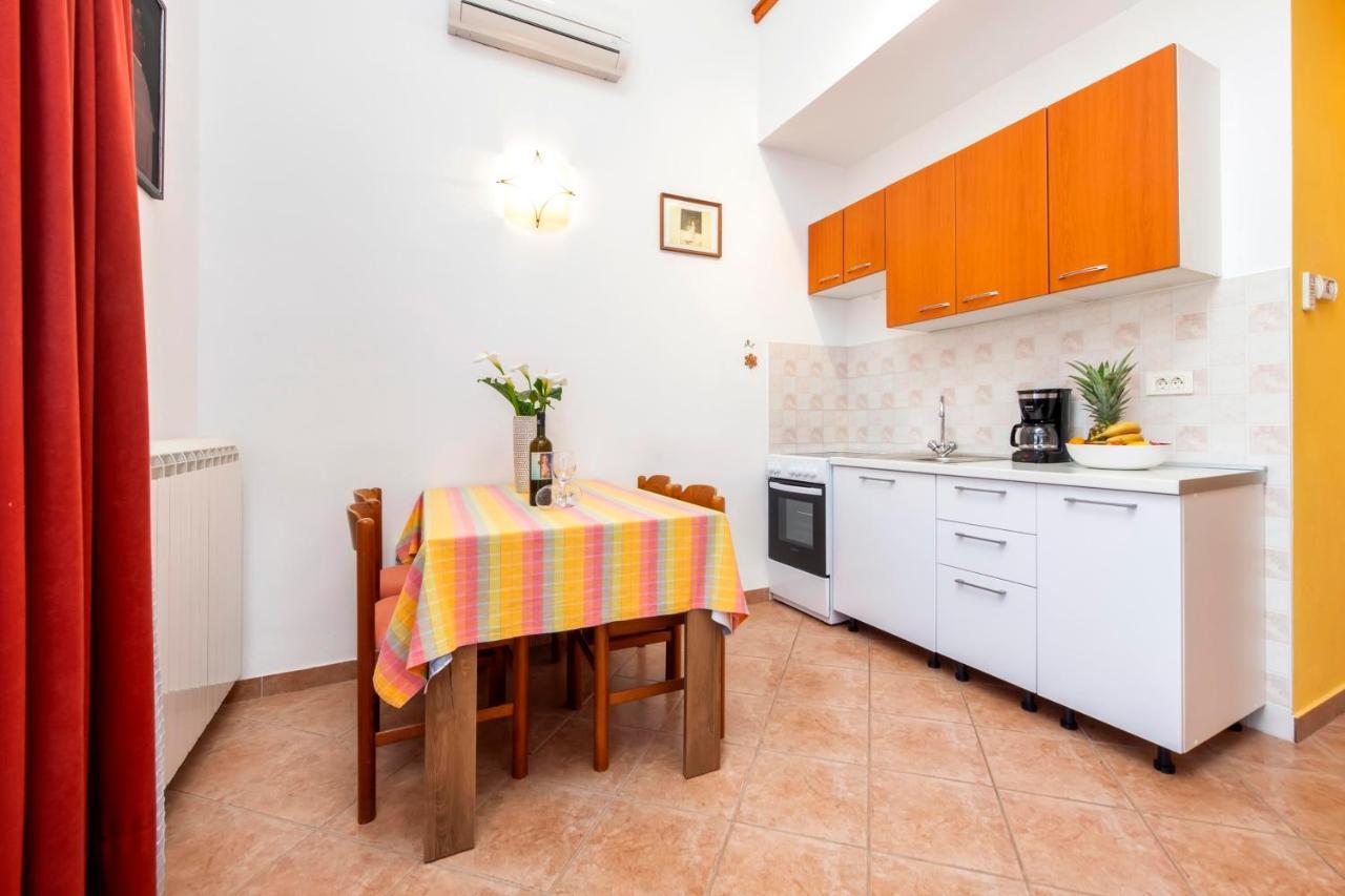 Apartments Adria Rovinj Bagian luar foto