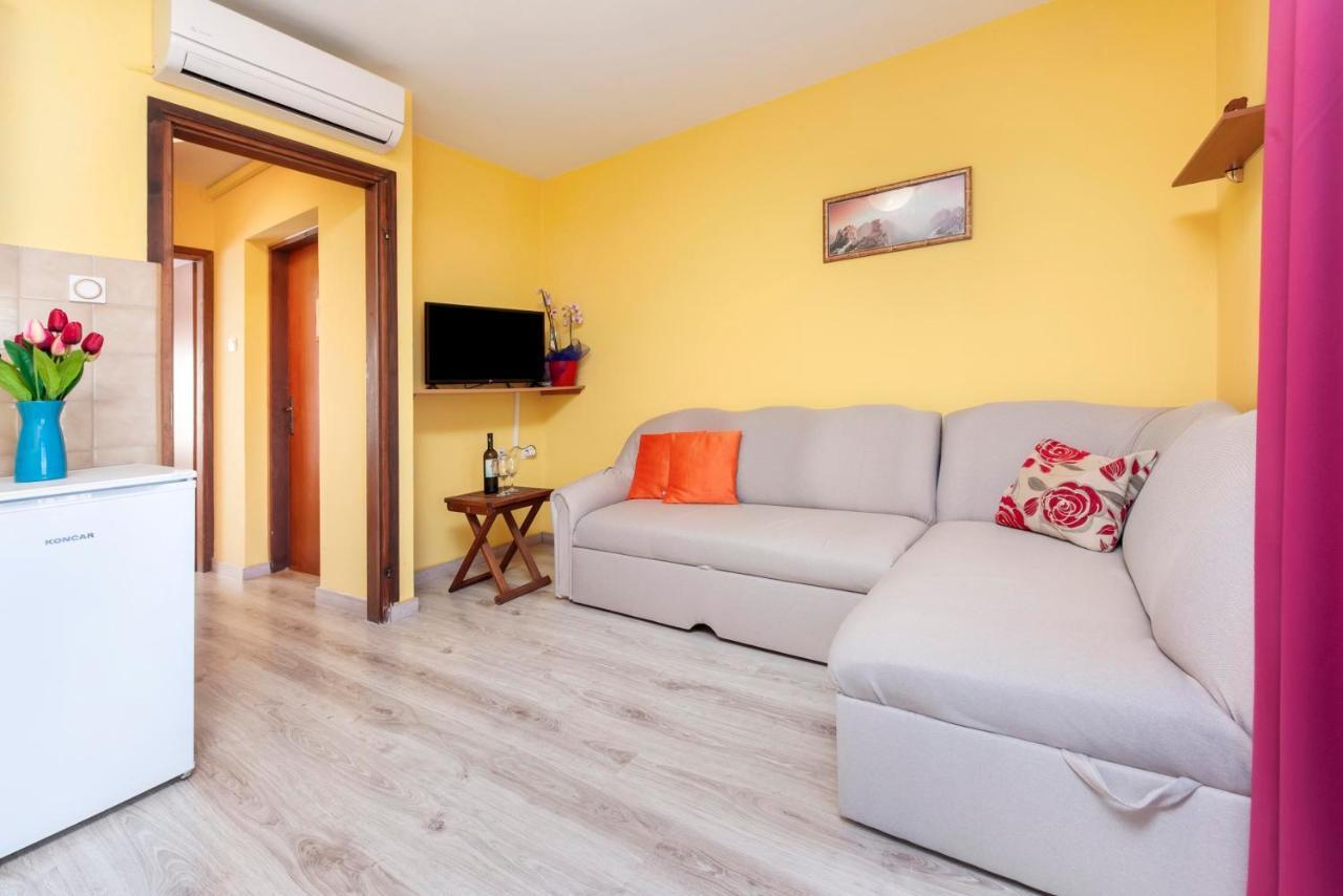 Apartments Adria Rovinj Bagian luar foto