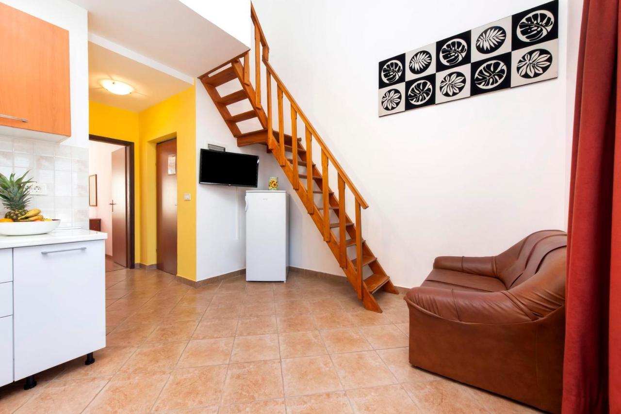 Apartments Adria Rovinj Bagian luar foto